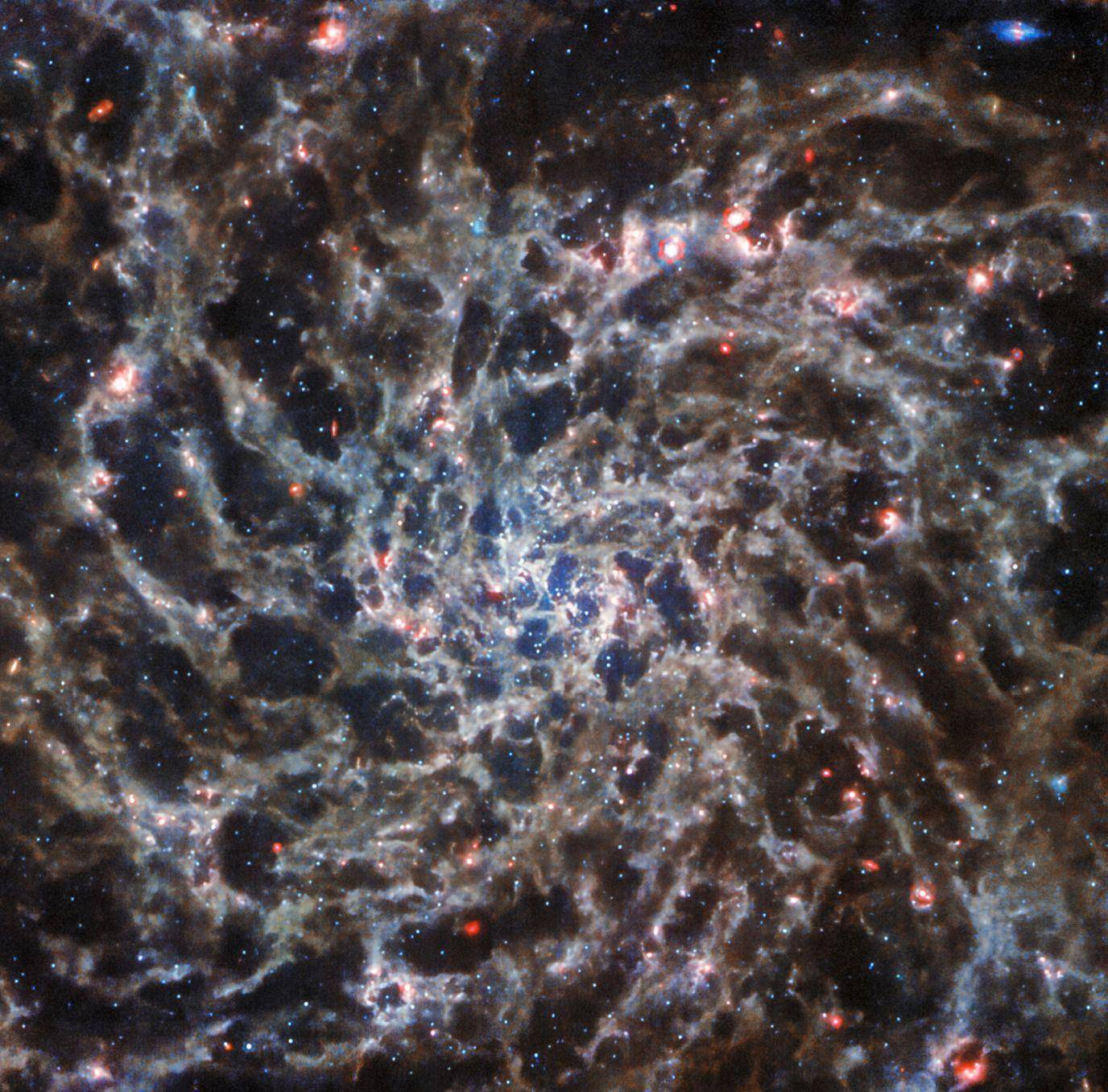 詹姆斯·韦伯太空望远镜拍摄的螺旋星系ic 5332,望远镜距离它超过2900