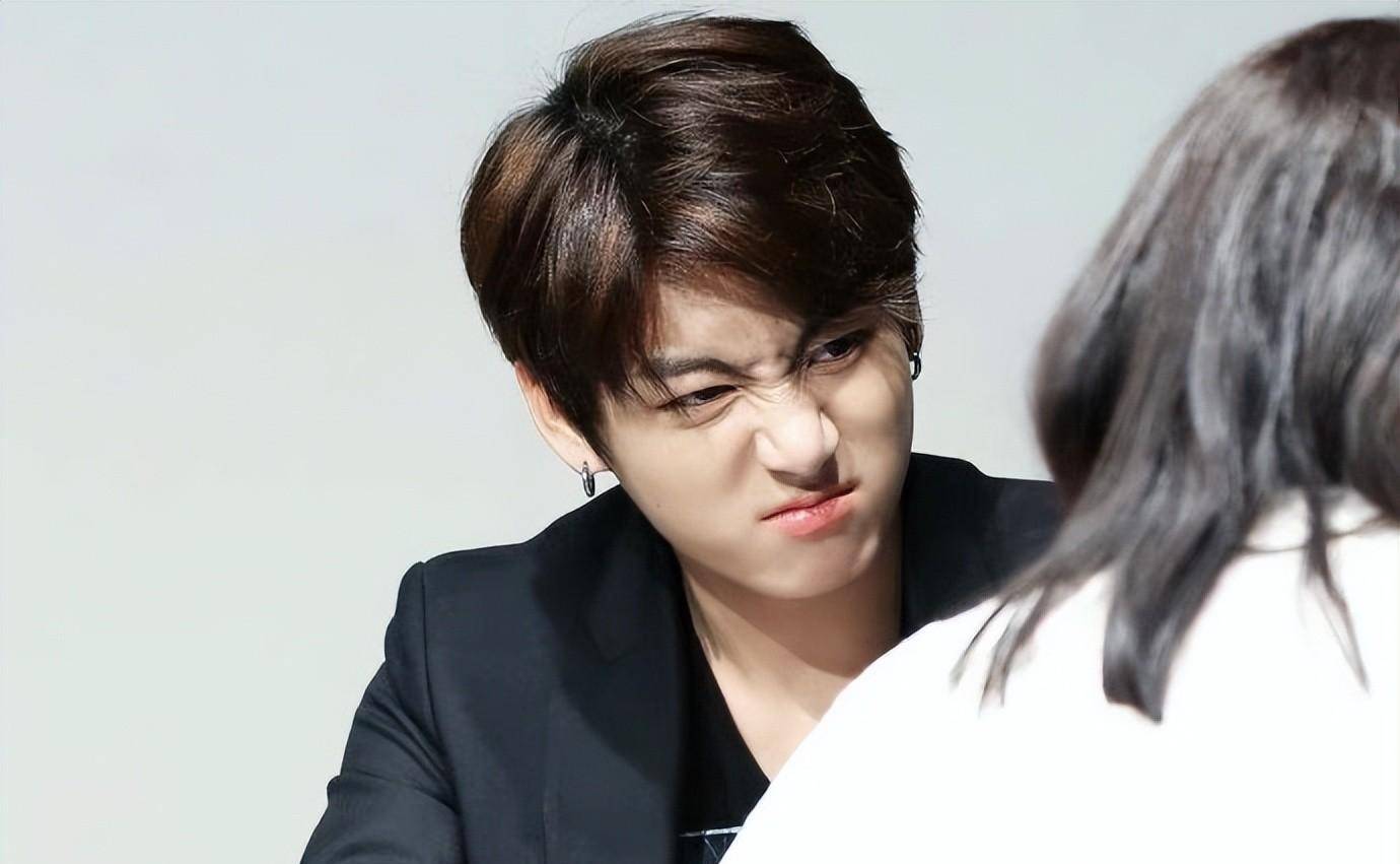 直播上,田柾国搜集粉丝留言,并制作成歌曲,演唱给大家听,歌名取为