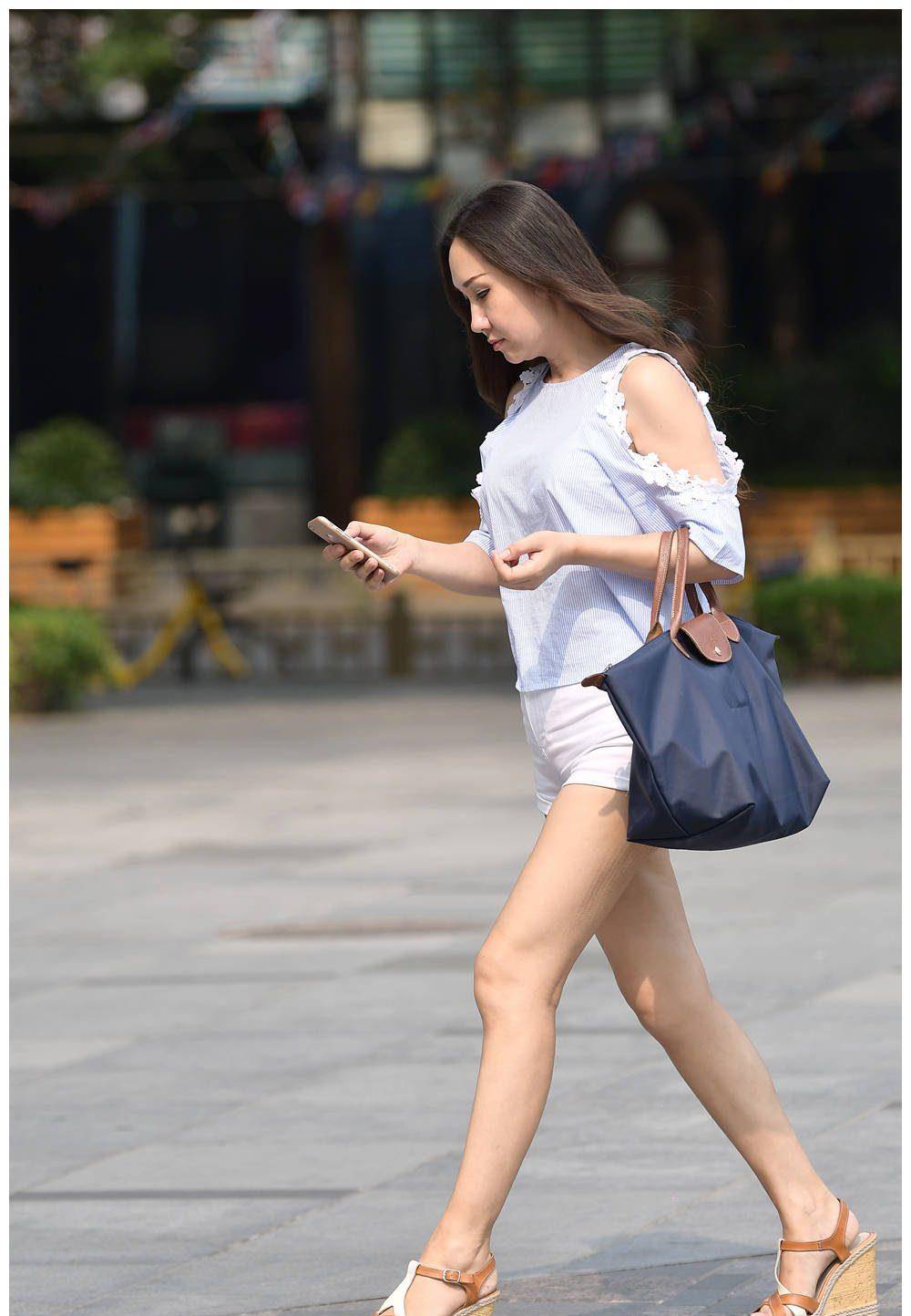 都说坡跟凉鞋是微胖女士搭配,骨感身材不适合,那是没有搭配对_感觉