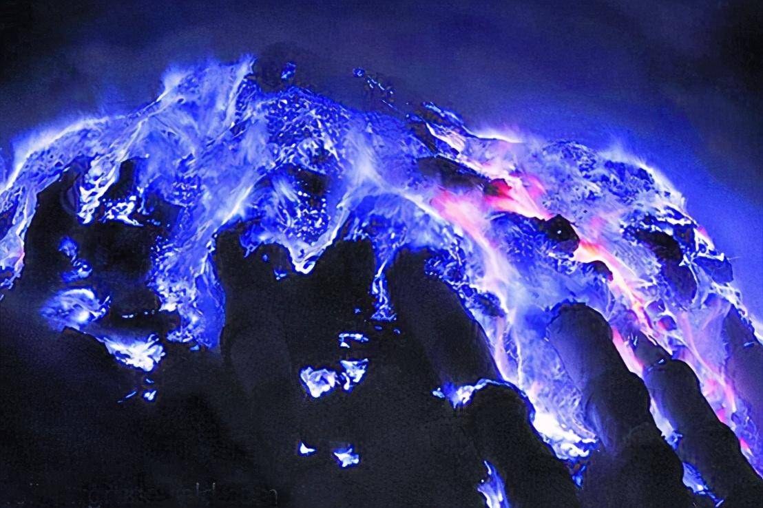 红色的岩浆从火山口喷流而出,吞没掉一切,然而你知道还有蓝色的岩浆吗