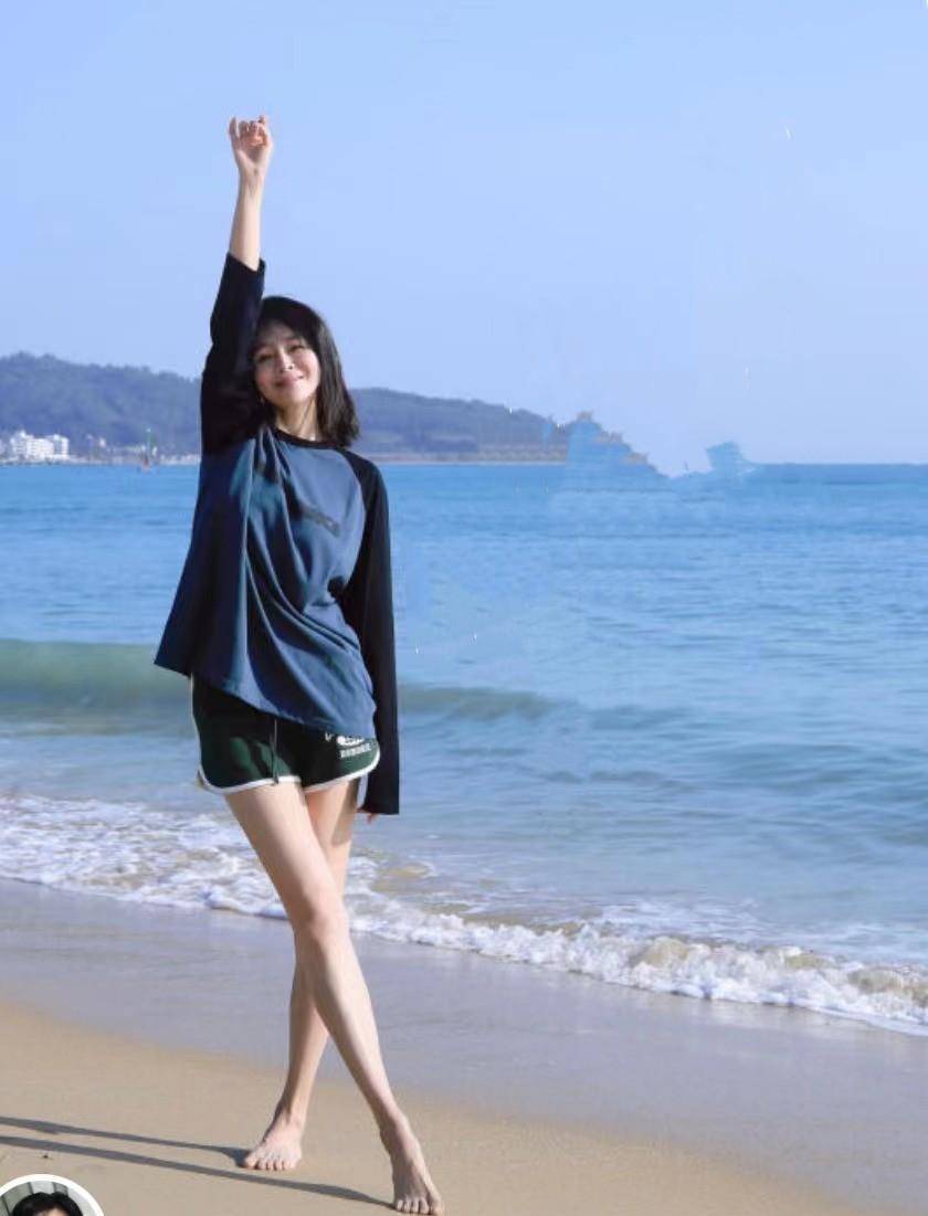 一家人去海南旅游,并晒出了照片,照片上看,于明加14岁的女儿身高1