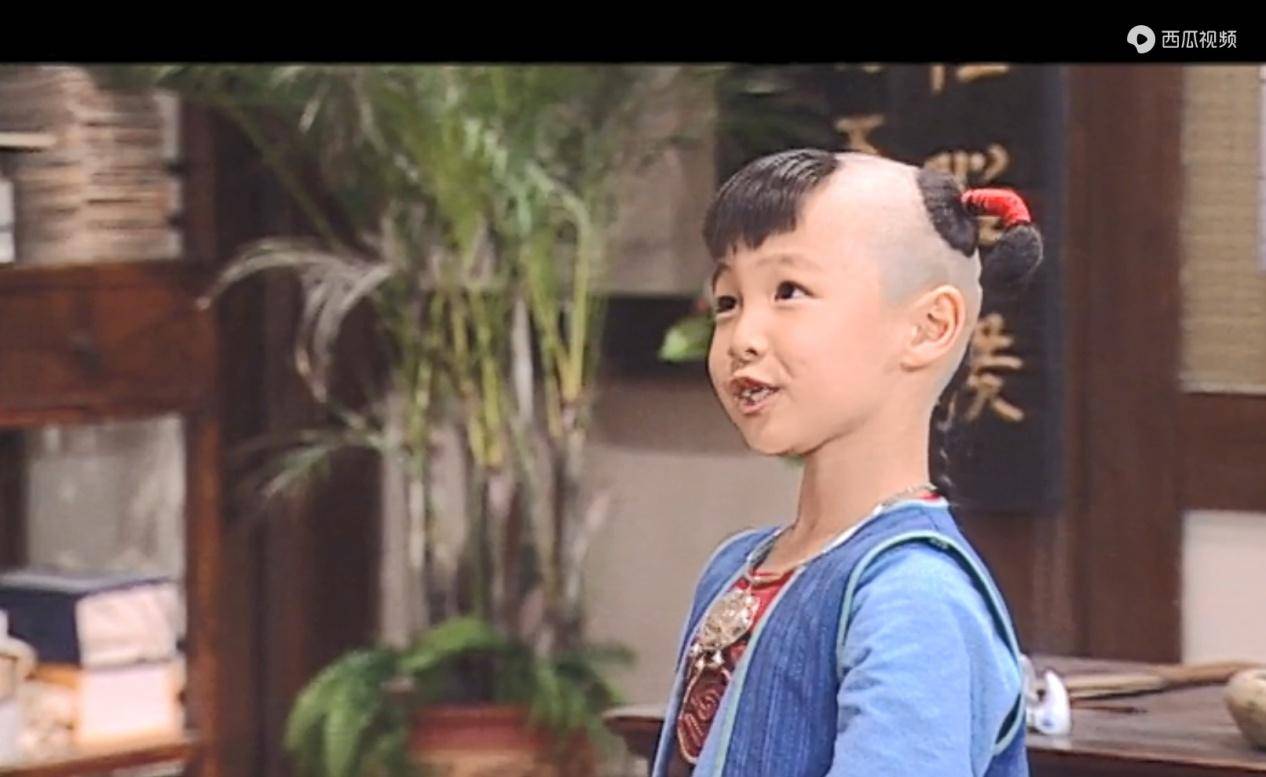 2000年出生的苗雅宁就是门鼻儿的扮演者,小时候那个豁着两颗门牙,穿