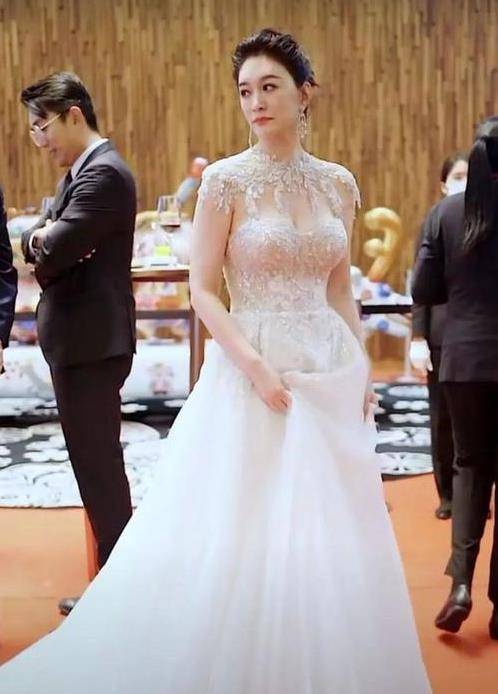 李小冉活动旧照被翻出,穿镂空装"平平无奇",无人搭理略显落寞_娱乐