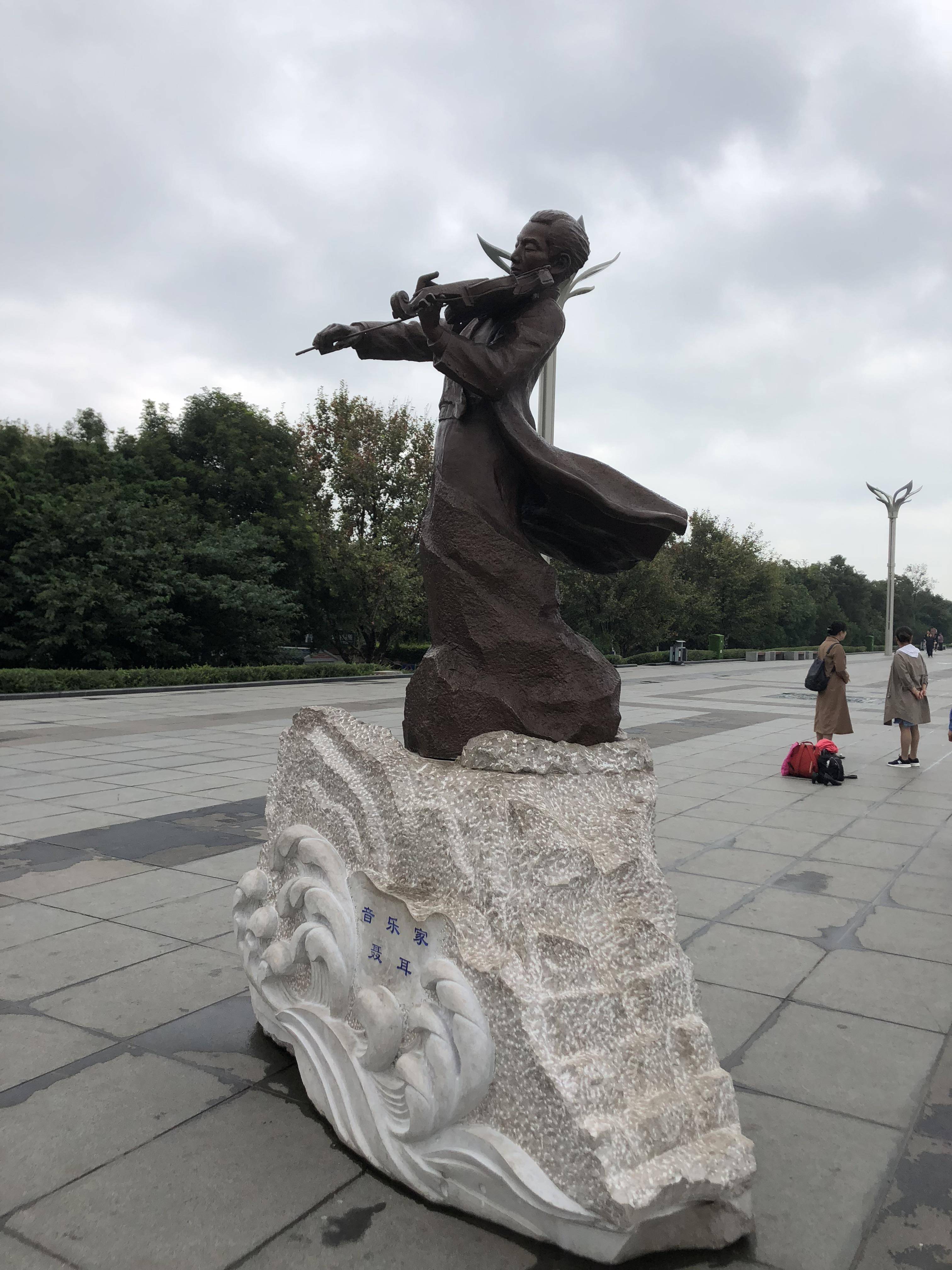 滇池湖畔的聂耳塑像,聂耳是云南玉溪人,生于昆明.
