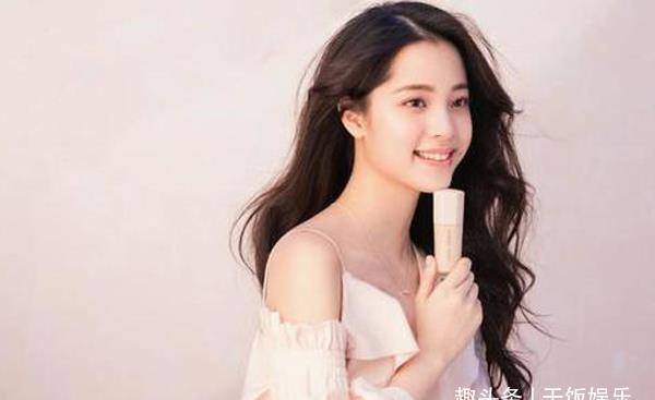 欧阳娜娜被扯头发,遭粉丝疯狂索吻,网友表示:太雷人了_明星_男子