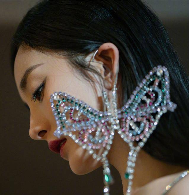 杨幂戴超巨型蝴蝶耳环遮掩半边脸,网友:我的耳朵开始痛了_时尚_造型