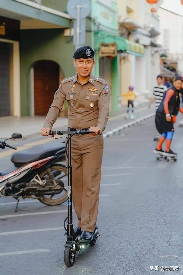 泰国掀起全民滑板热潮!普吉警察酷炫滑板技能获赞