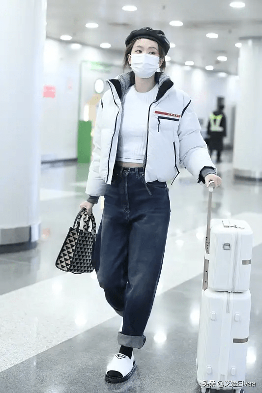 乔欣走机场,零下温度穿露脐装配拖鞋打扮清凉,比前辈杨幂还招摇_身材