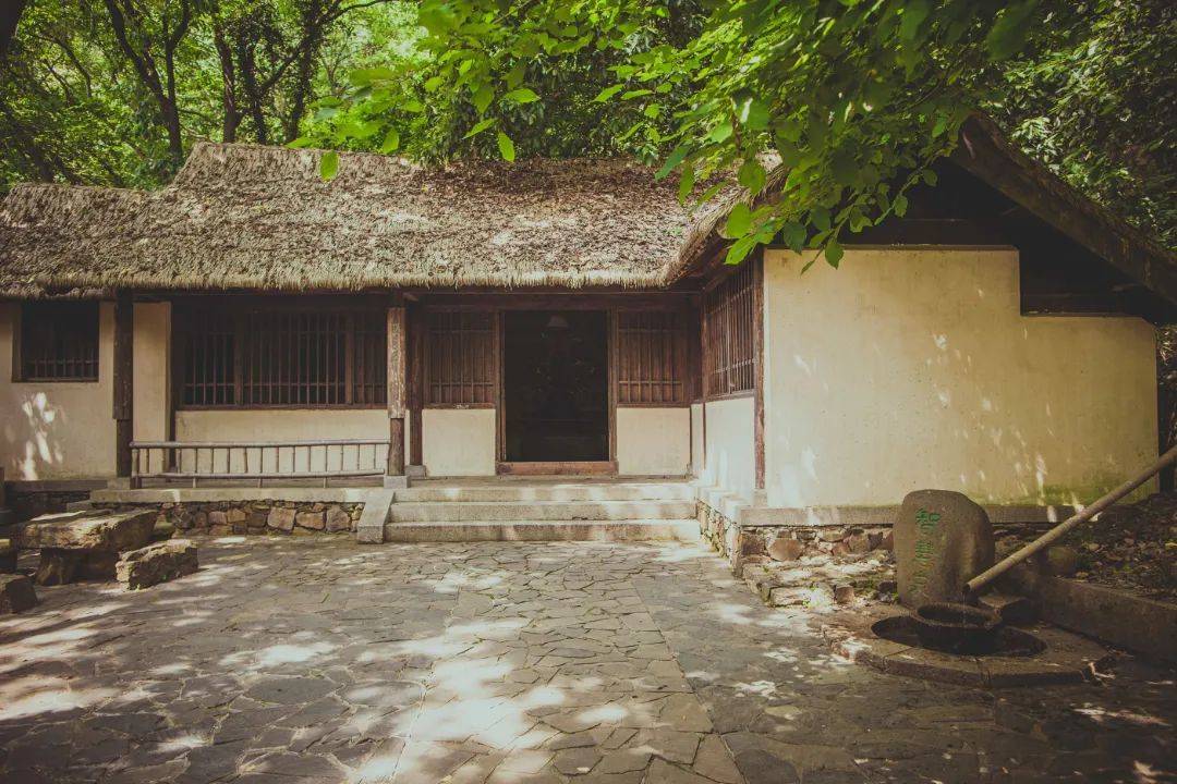 孙武苑为一座仿古茅屋,五开间,依山而建,屋前一泓清泉——"智慧泉"源