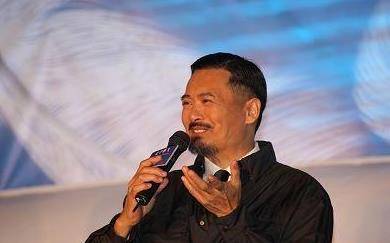 他是周润发御用替身,出演让子弹飞赚了好几百万,网友:太幸运了_文祥
