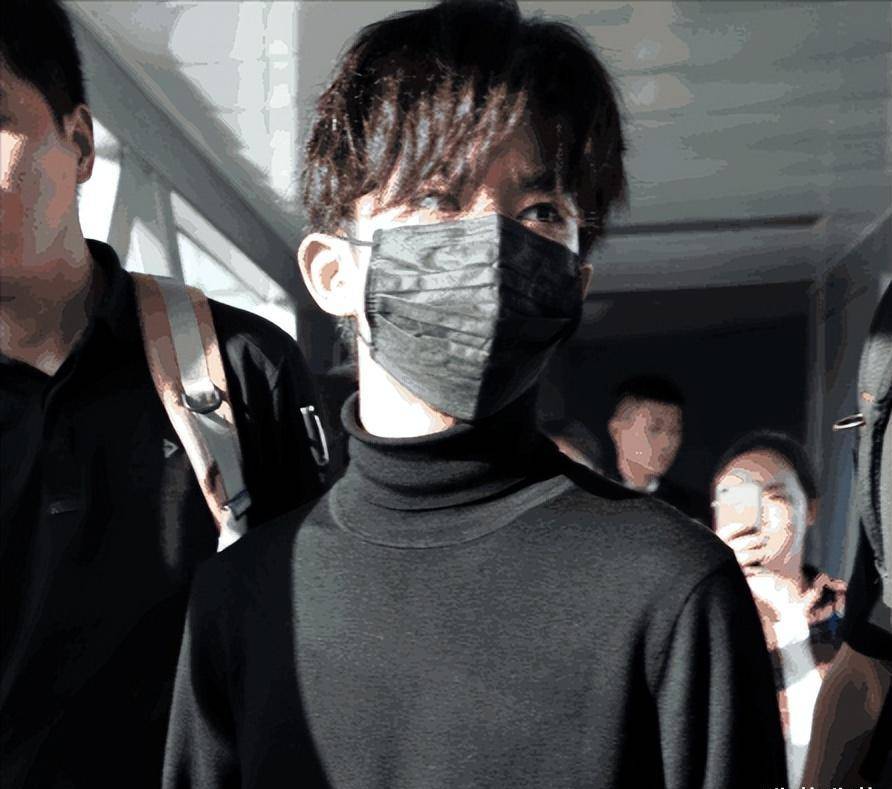 但是对于他来说,也有身形上的苦恼—溜肩.