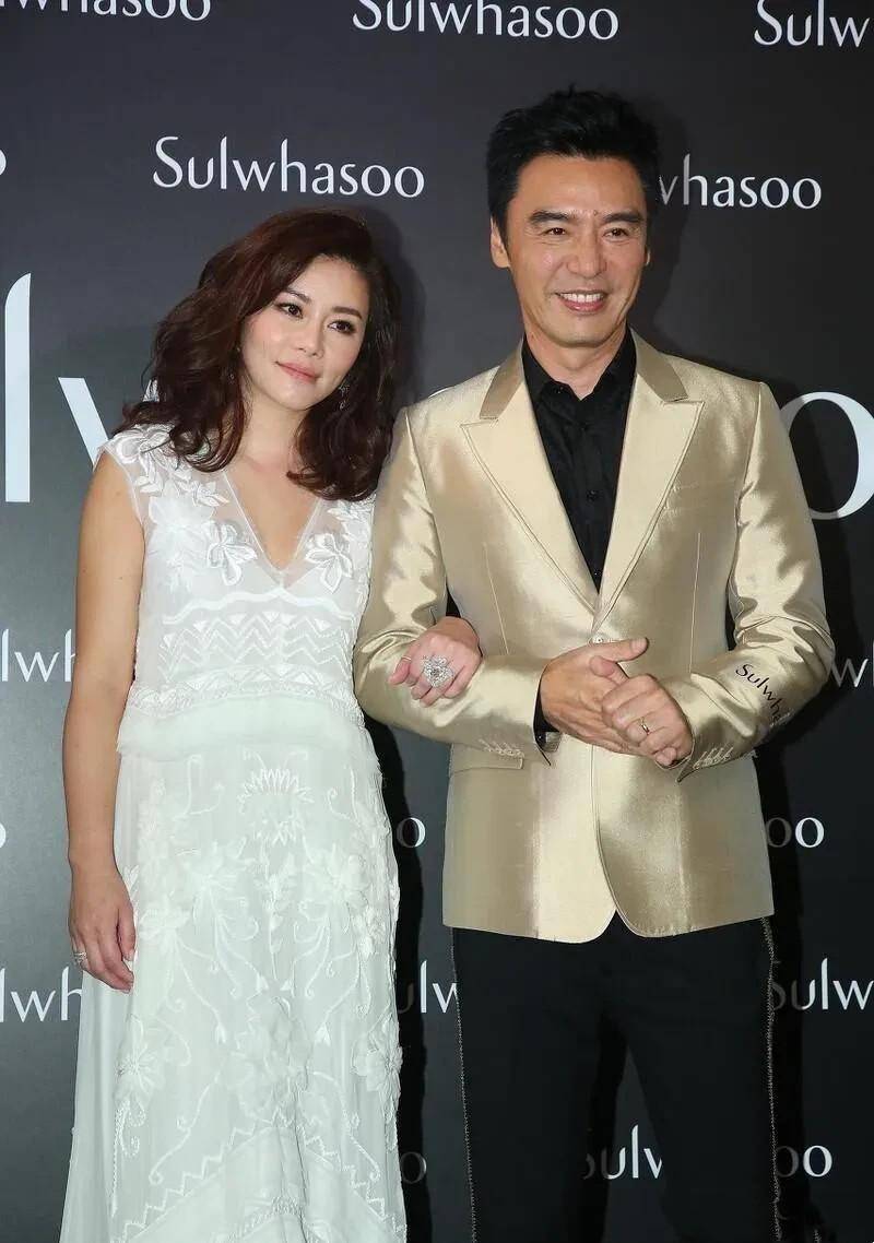 钟镇涛携妻现身活动,57岁范姜深v白裙身材玲珑,比章小蕙美太多_礼服
