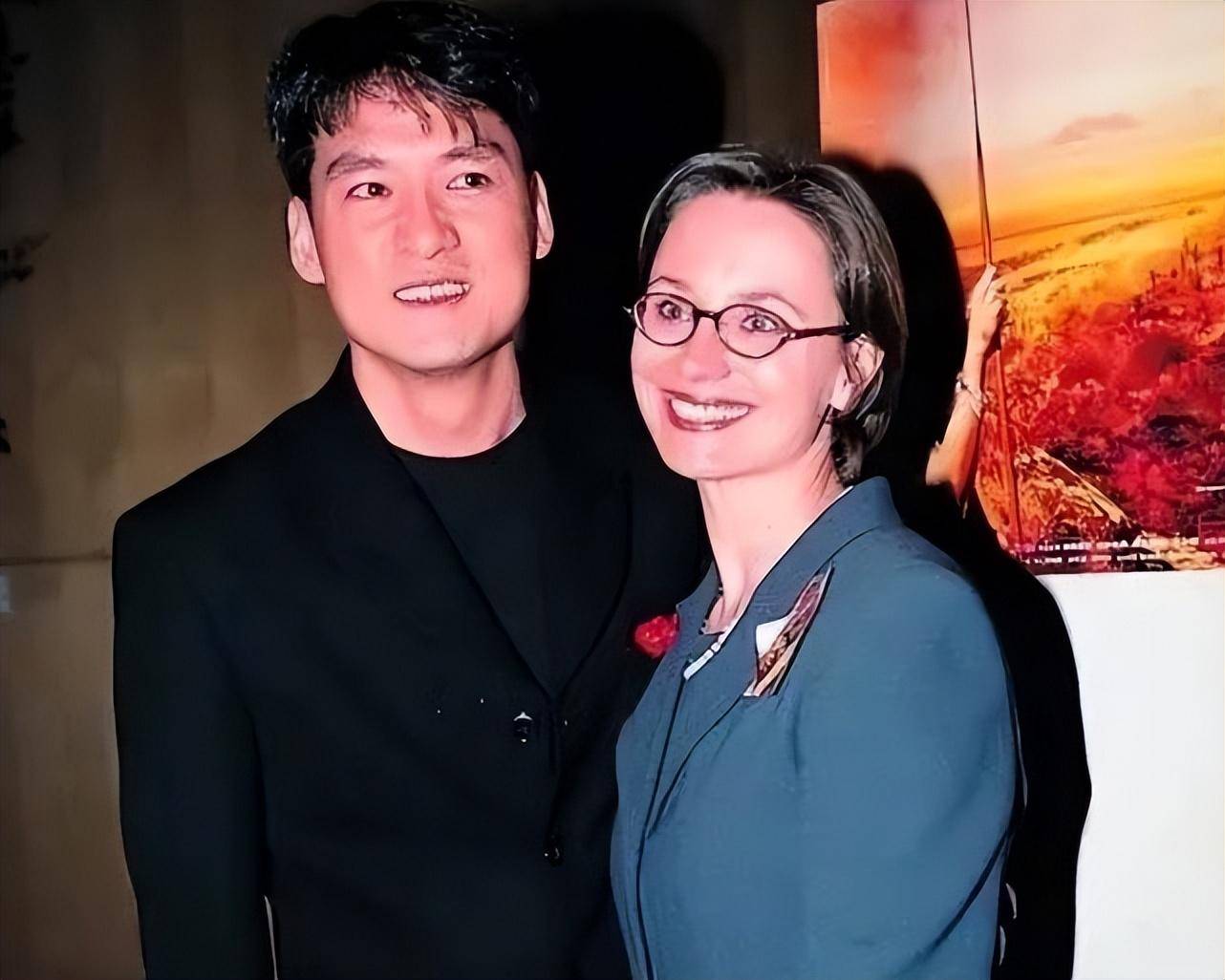 罕见现身,穿印花裙配小白裤,63岁自然老去很优雅_服装_图案_康粹兰