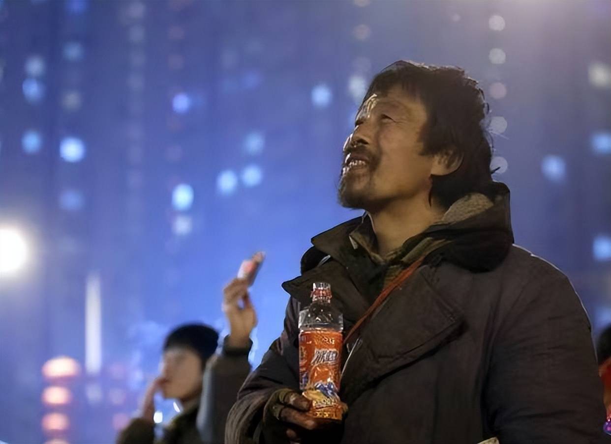 我们可能不如他,他还有仰头的憧憬,我们却只有低头的卑微.