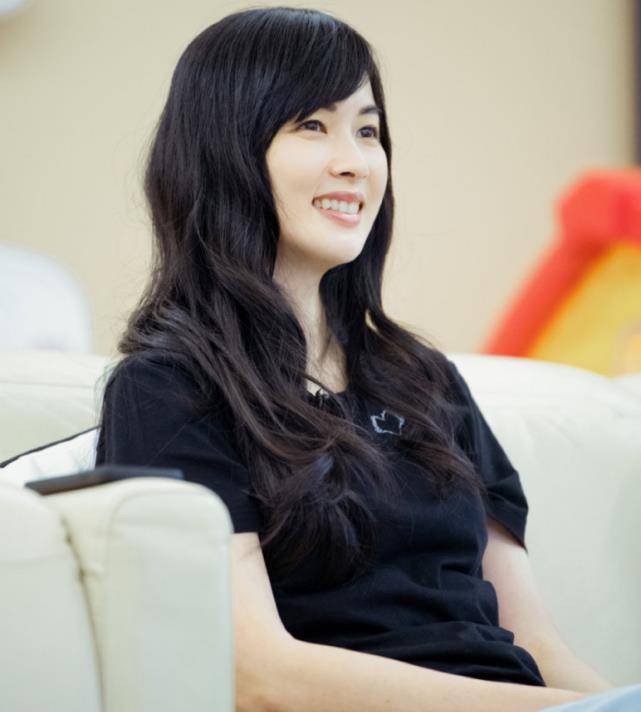 难怪吴尊一直不肯让老婆露脸,直到看到她16岁旧照:原来如此_林丽吟