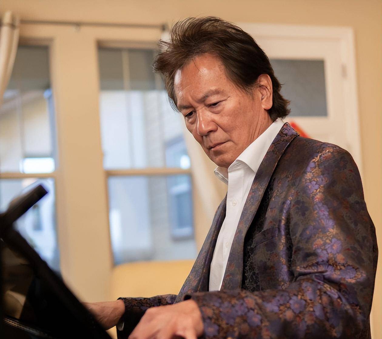 80年代初艾迪称帝后,工作上没有开会,却莫名其妙地伤害别人,导致事业