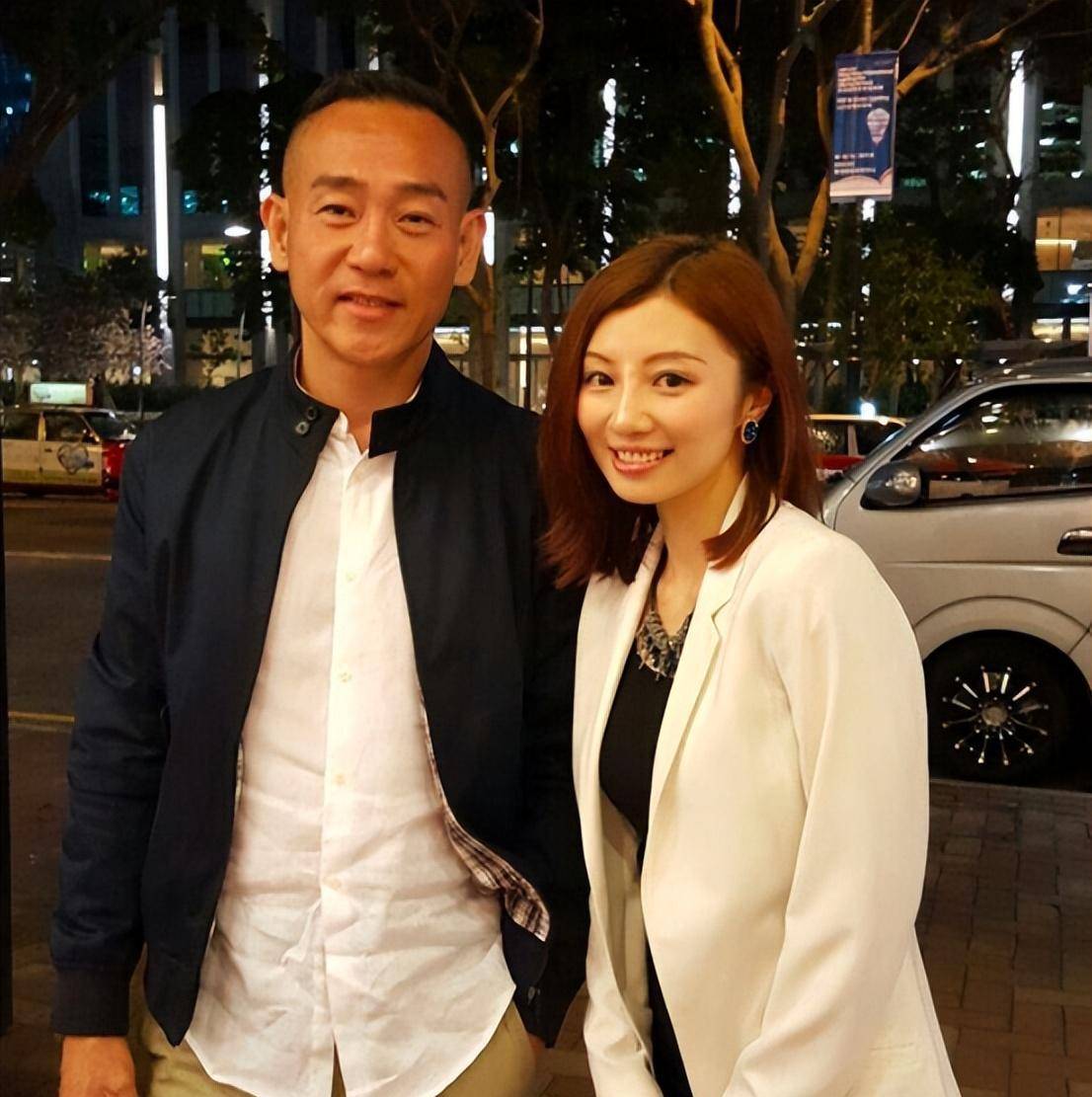 37岁女星打"擦边球",穿浴袍躺浴缸介绍楼盘,被同行批行为不雅_陈蒨