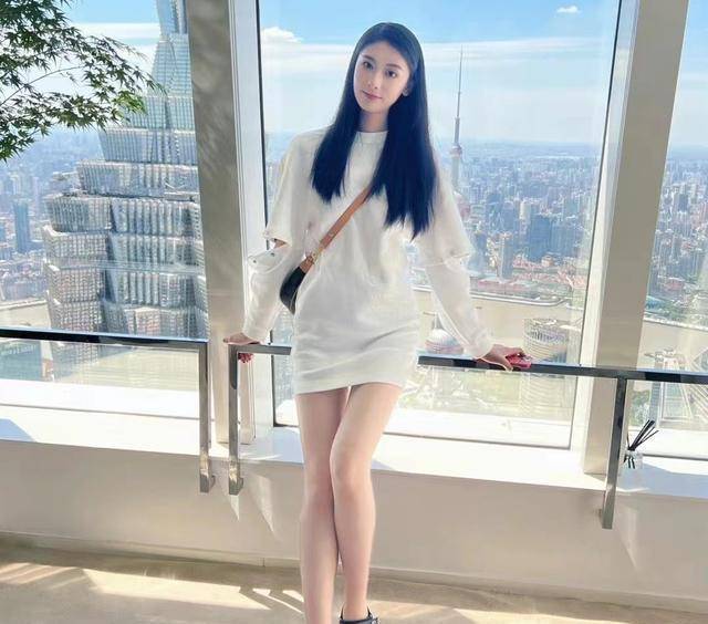 高诗岩校花女友晒新照!