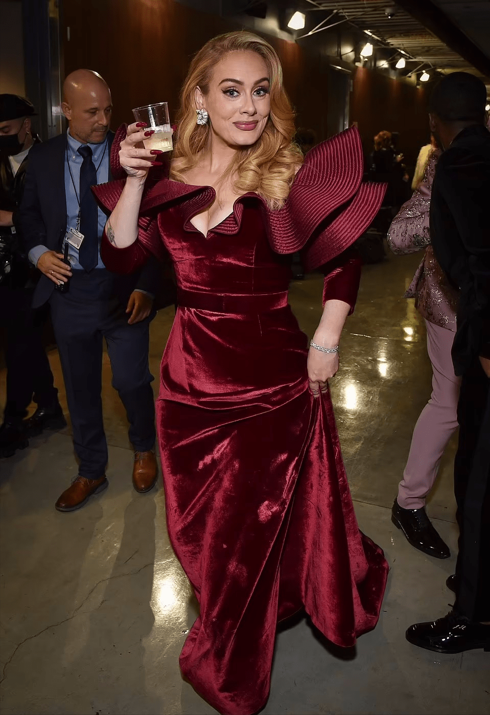 阿黛尔又成大赢家!穿一身酒红色闪耀颁奖礼如女王,瘦了后开挂了_格莱