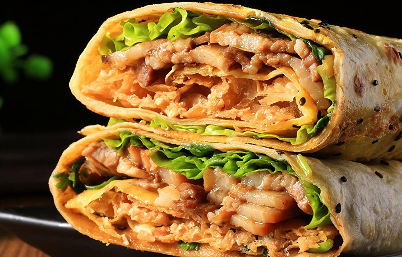 在我们中国,煎饼果子里夹的通常是鸡柳,火腿肠,鸡蛋,土豆丝等等,但是