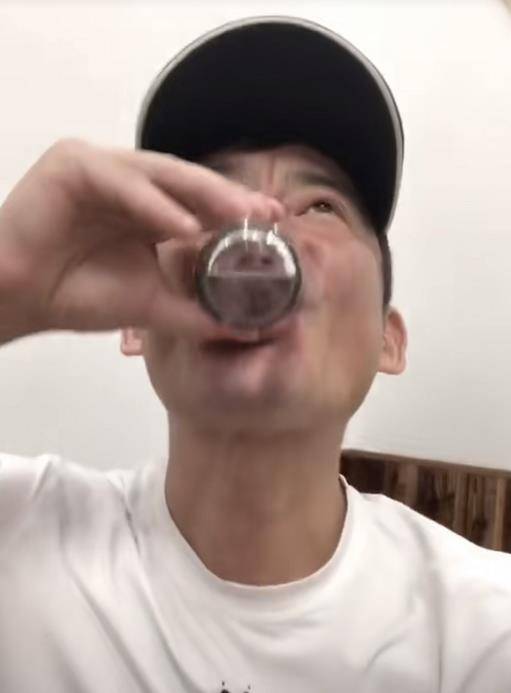景岗山"酗酒"再引争议,一口二两被嘲酒蒙子,因为喝酒多次出丑_井冈山
