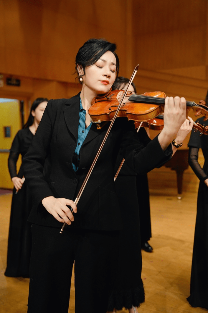 kutin担任常任指挥,特邀中国海洋大学艺术系小提琴教师王媛担任艺术