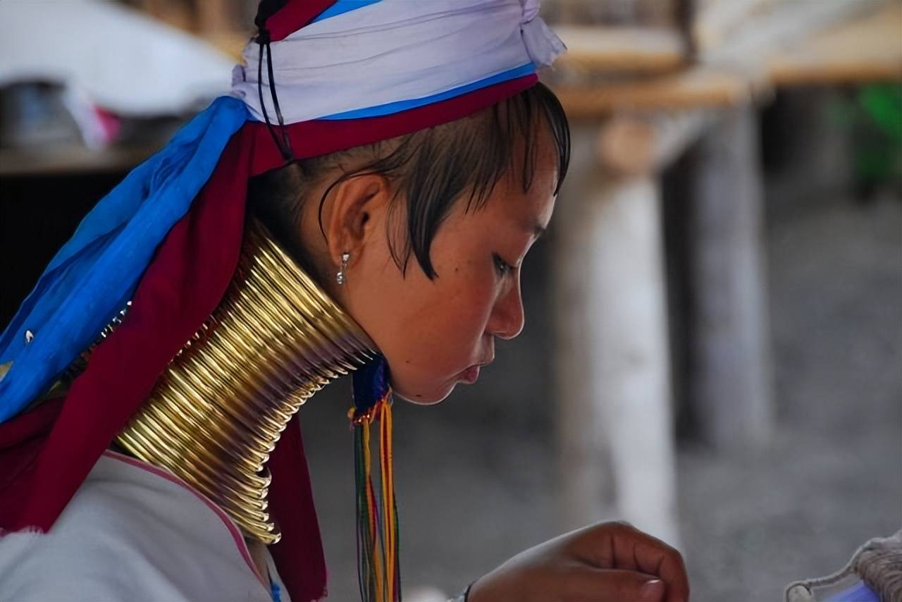 缅甸长颈族女人,一生只有三次机会拿下铜环:结婚,生子,死亡