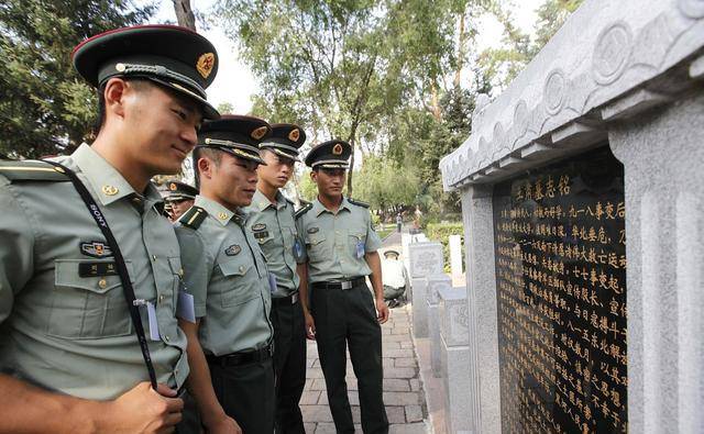 直接報考軍校,只能夠報考軍官學校,也就是本科類的軍校,這些軍校錄取