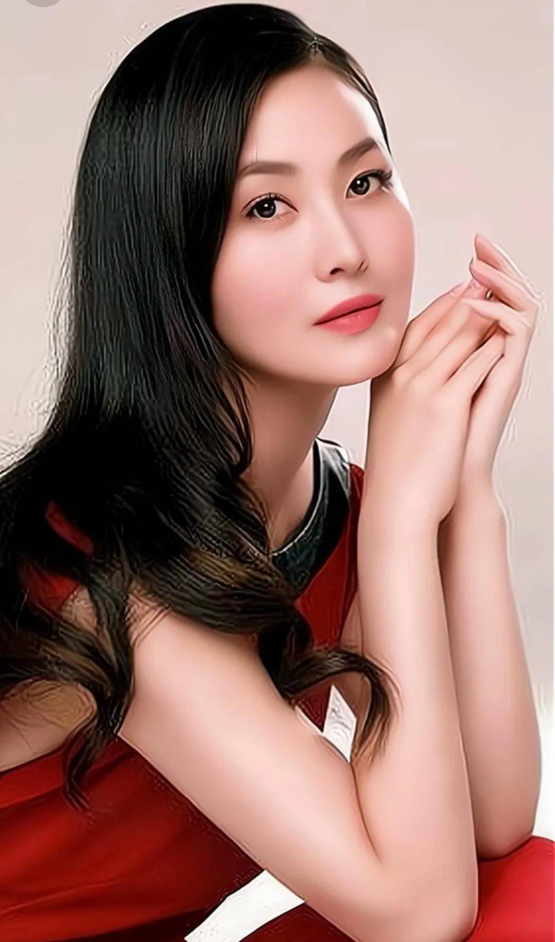 曾经时尚万种的"潘六姐"如今已发福,18张照片见证了岁月的无情_王思懿