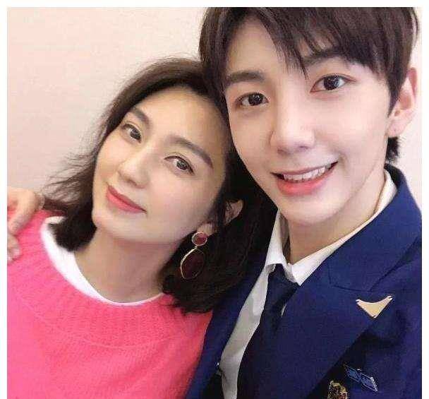 49岁洪欣发文暗示现状,张丹峰依旧藕断丝连,感情危在旦夕_生活_关系