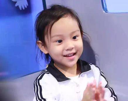 9岁甜馨艺术造型曝光!化淡妆穿公主裙长腿尽显,手拿玫瑰气质好