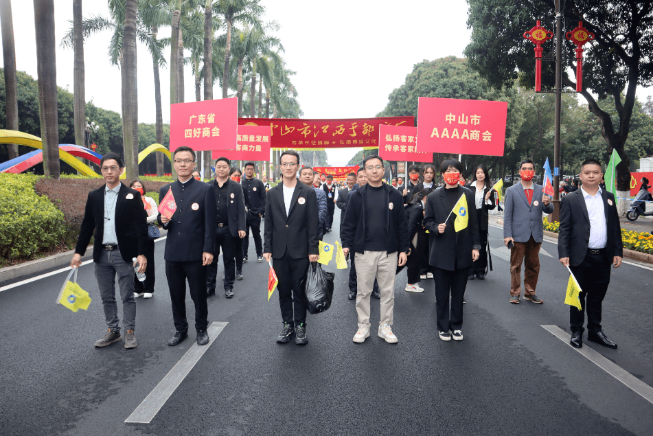 今年的万人行活动,我会轮值会长杨文晓,党支部书记陈政帆,常务副会长