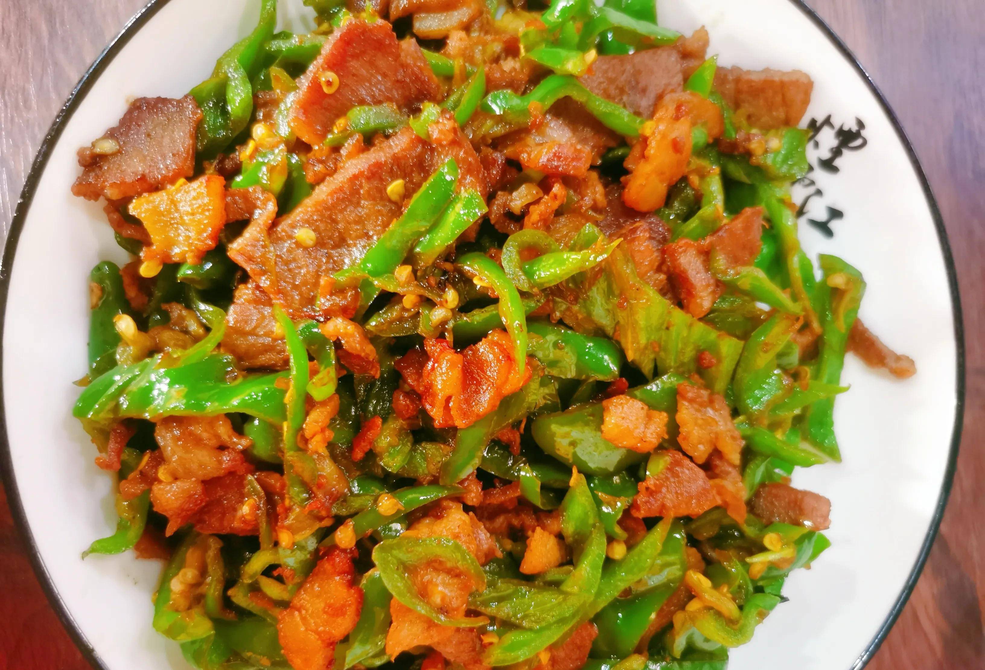 每逢佳节胖三斤,冬日必备菜系之:辣椒炒肉,辣椒和肉的神奇组合_美食