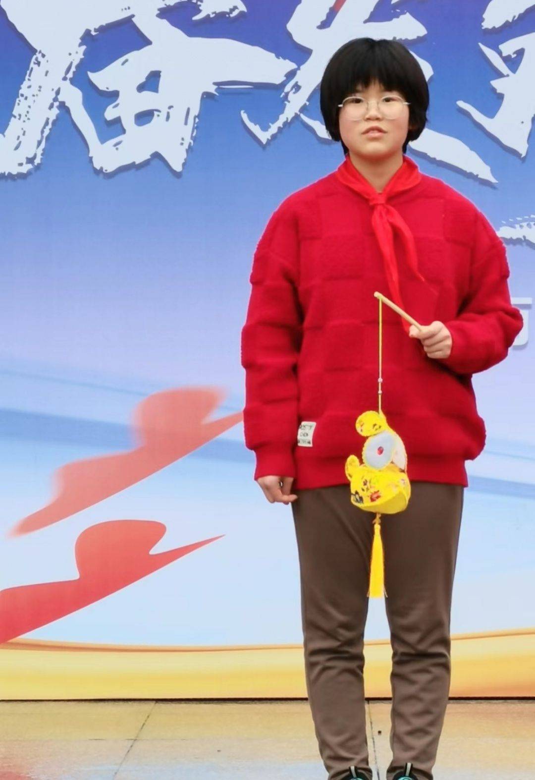 活力满满;赵彦蒙同学歌曲热情洋溢;伴舞的女同学们身着统一服装戴