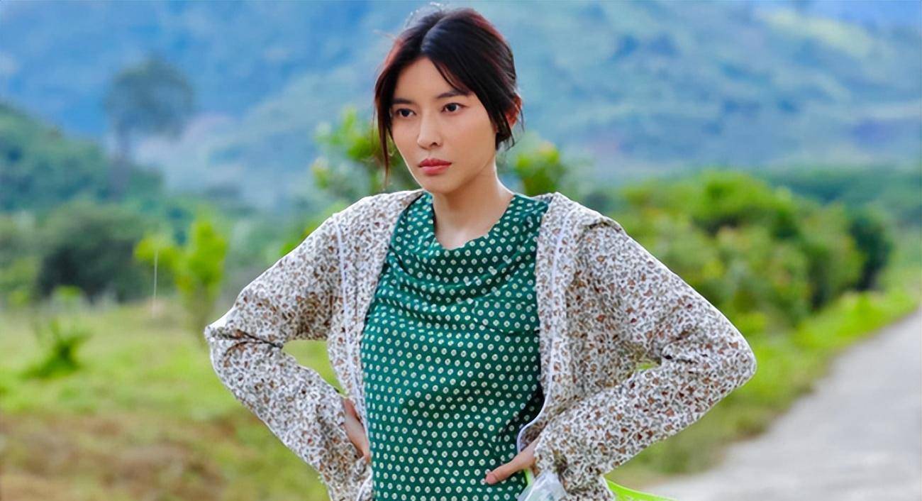 现实生活中的"稻草妈妈"中的"村女"喜欢在电影里穿得不一样_高彩霞