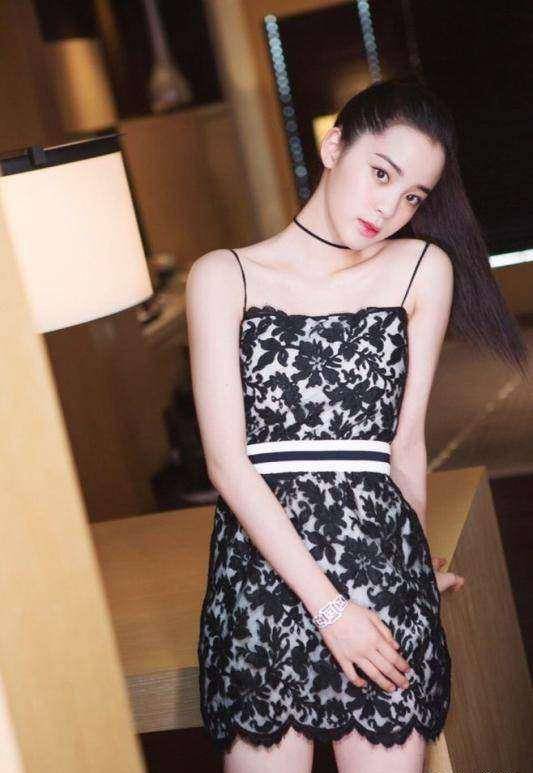 欧阳娜娜大秀好身材,时尚花瓣礼服吸睛,可以看出身段锻炼得很瘦_表演