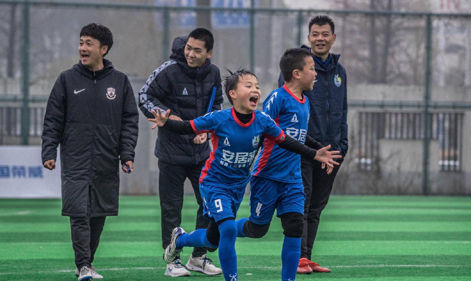 足球队2010级队员张林东向2014级梯队第一任队长杨云硕颁发了队长袖标