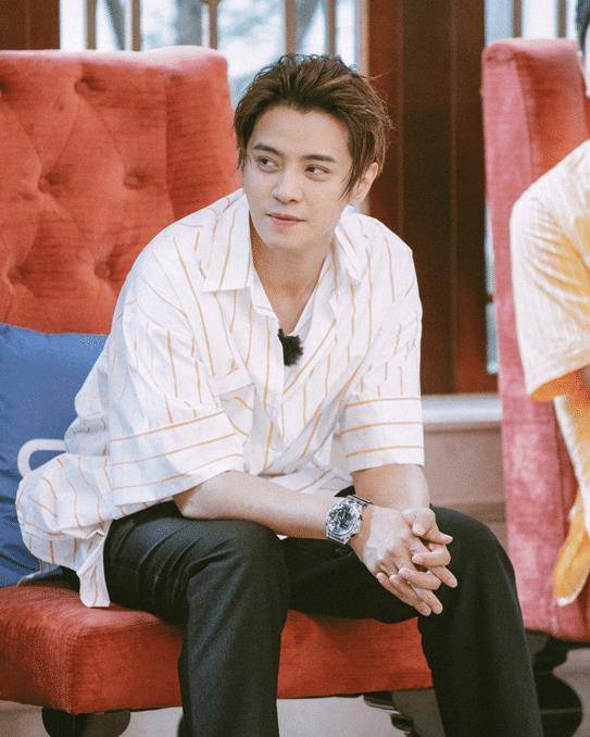 蝴蝶姐姐简凯乐和罗志祥走红毯近照,穿深v肤色长裙,颜值不输周扬青