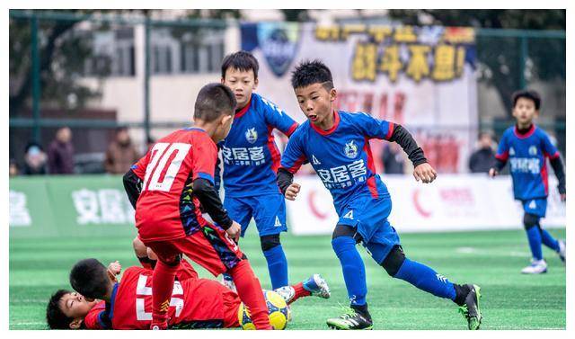 2月6日上午,在球队旗帜交接仪式上,中国足球小将2010 esarlon张林东将