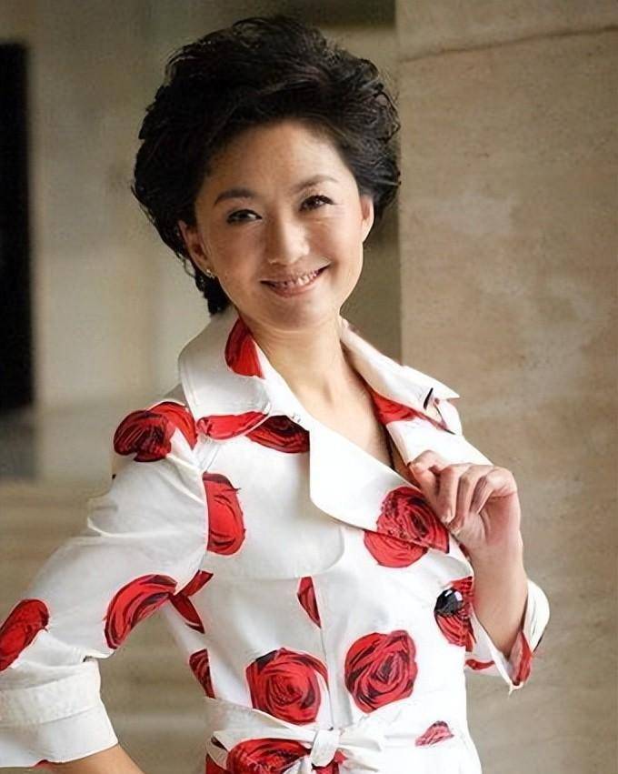 海霞:嫁大11岁清华教授,淡出新闻联播,51岁满头白发引网友心酸_母亲