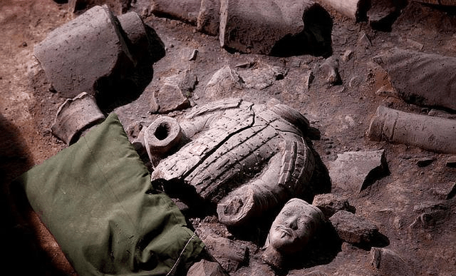 实拍兵马俑发掘现场:图6为刚出土的彩绘俑,图9唯一禁止出国展览_考古