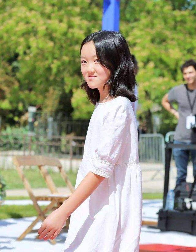 李嫣写真照,乌黑长发飘扬,青春气息浓厚,年仅14岁长腿十分抢眼_王菲