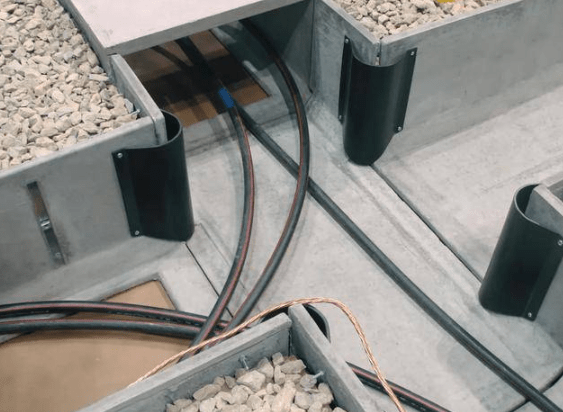 电缆沟的通道宽度和支架层间垂直的最小净距,依据 《低压配电设计规范