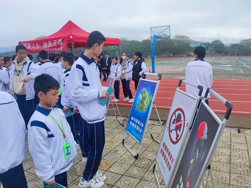 活动在庄严的国歌声中拉开序幕,铁铺中学校长和铁铺镇镇长郑天扬分别