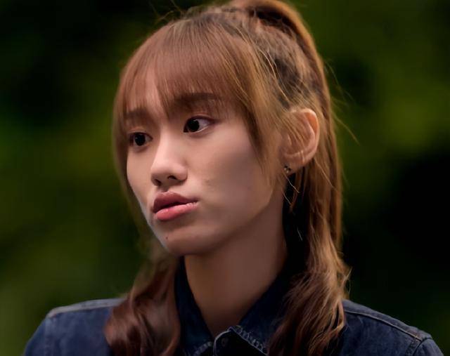 显然电视剧是要把文草草塑造成一个看上去单纯执拗热情勇敢的年轻女孩