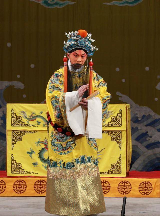 这出戏讲述了东汉年间,姚期之子姚刚打死了郭荣,后来姚刚被刘秀赦免