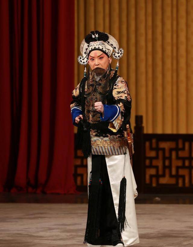 京剧演员谭正岩和王珮瑜二人本不适合老生行当,为何不改行呢?