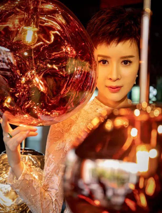 金巧巧:被骗700万的孔雀公主,如今的博纳影业夫人-红?