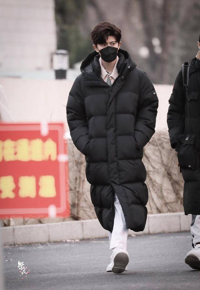 任嘉伦黑色羽绒服小白鞋去春晚彩排,半小时阅读破一个多亿,实红_明星