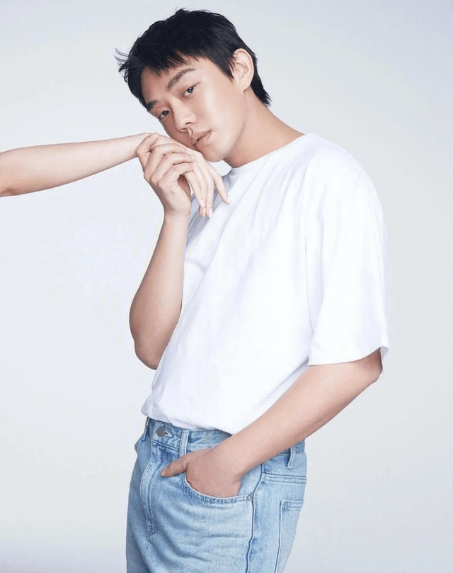 刘亚仁之前还被扒出喜欢同性友人,他公然在社交平台上晒出和男友的